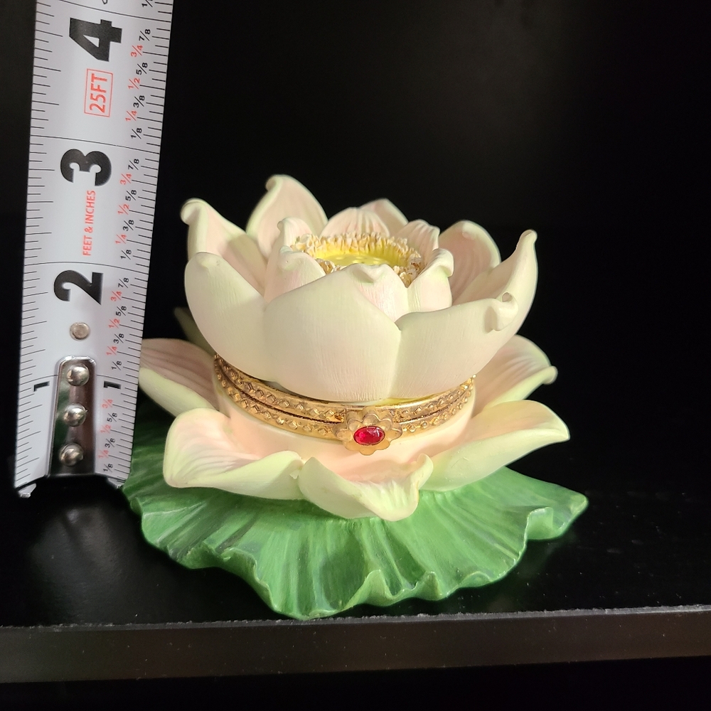 Avon Vintage Water Lily Lotus Floral Lidded Trinket Box With Gold Accents - Picture 8 of 8